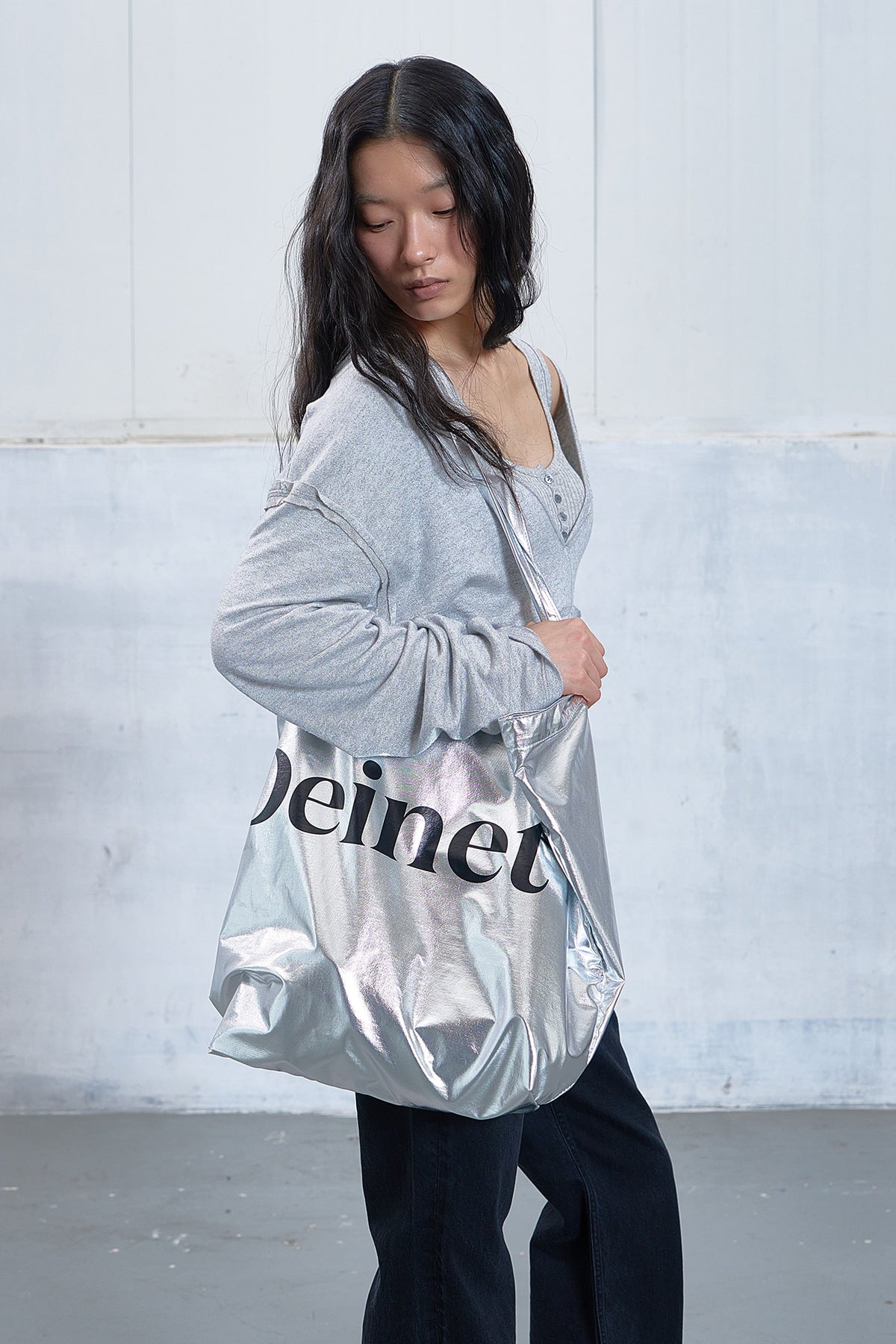 ESSENTIAL LOGO SHOULDER BIG BAG IN SILVER — image 5