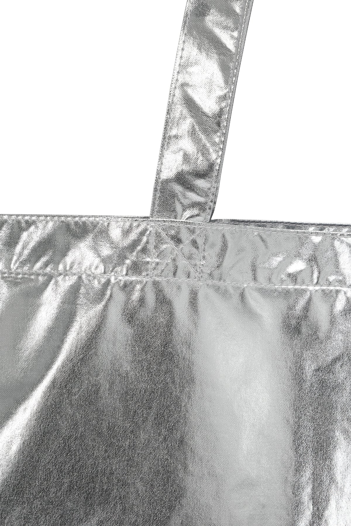ESSENTIAL LOGO SHOULDER BIG BAG IN SILVER — image 11