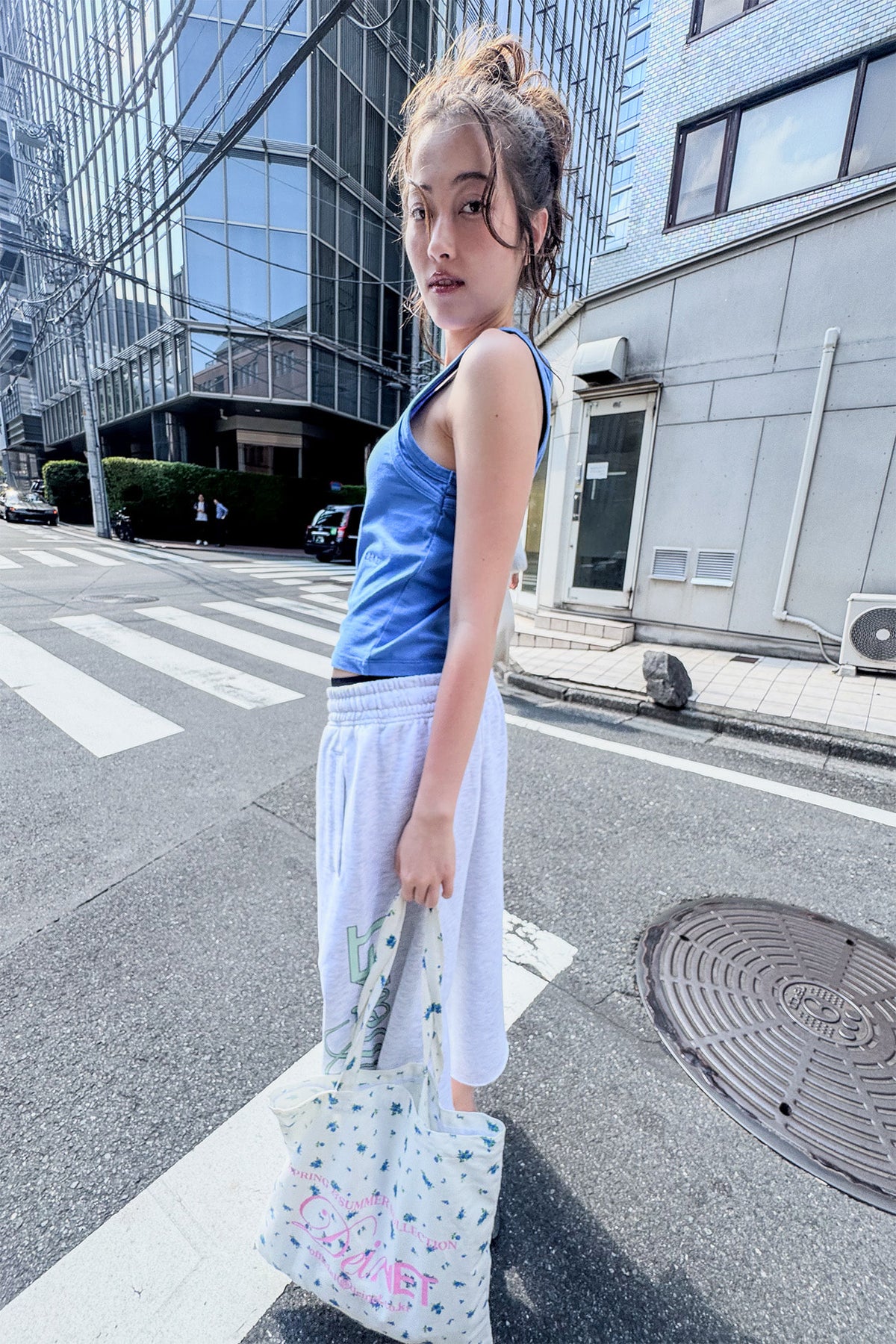 FLOWER SHOULDER BAG IN WHITE — image 3