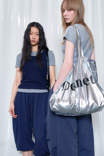 ESSENTIAL LOGO SHOULDER BIG BAG IN SILVER — image 3