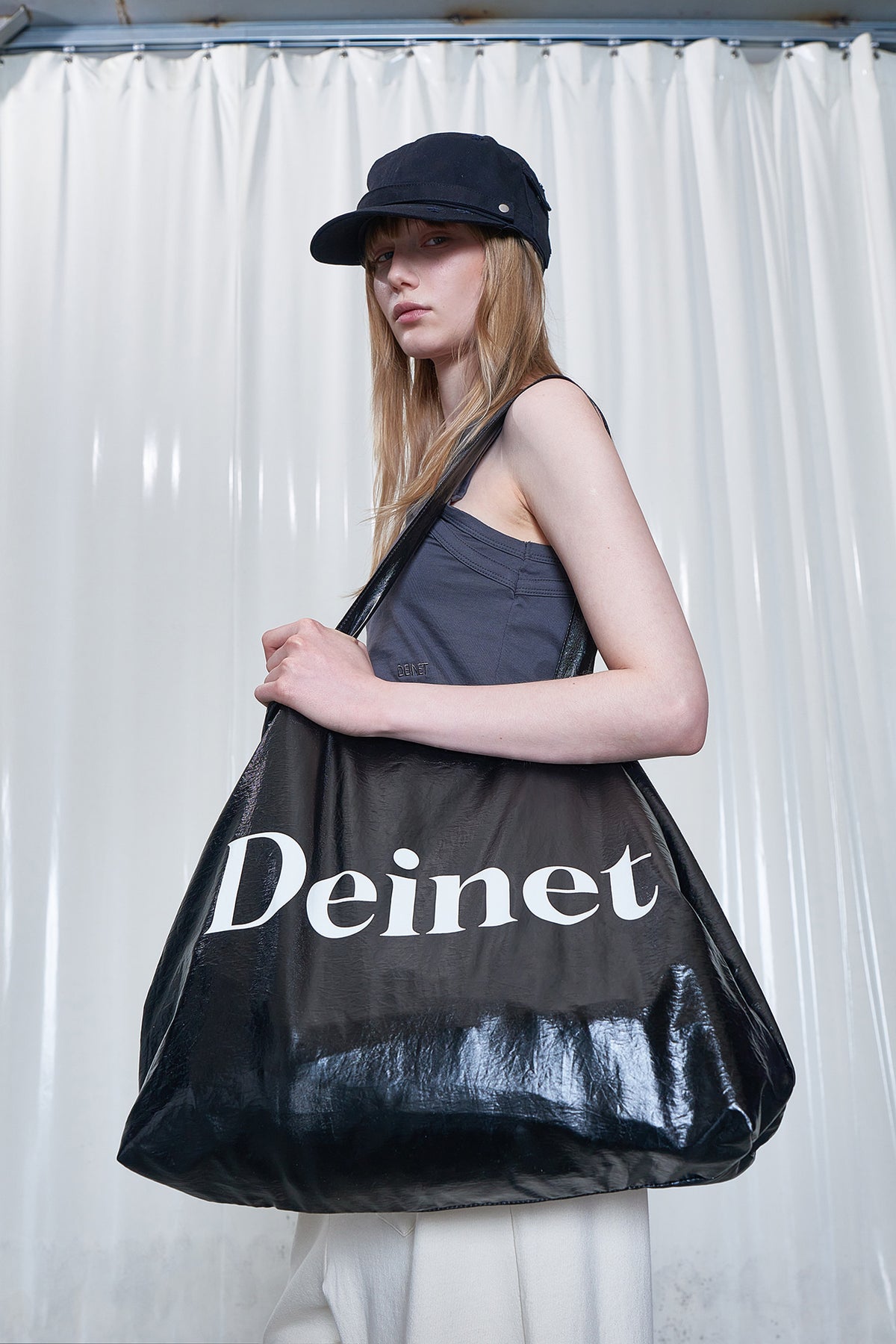 ESSENTIAL LOGO SHOULDER BIG BAG IN BLACK — image 2