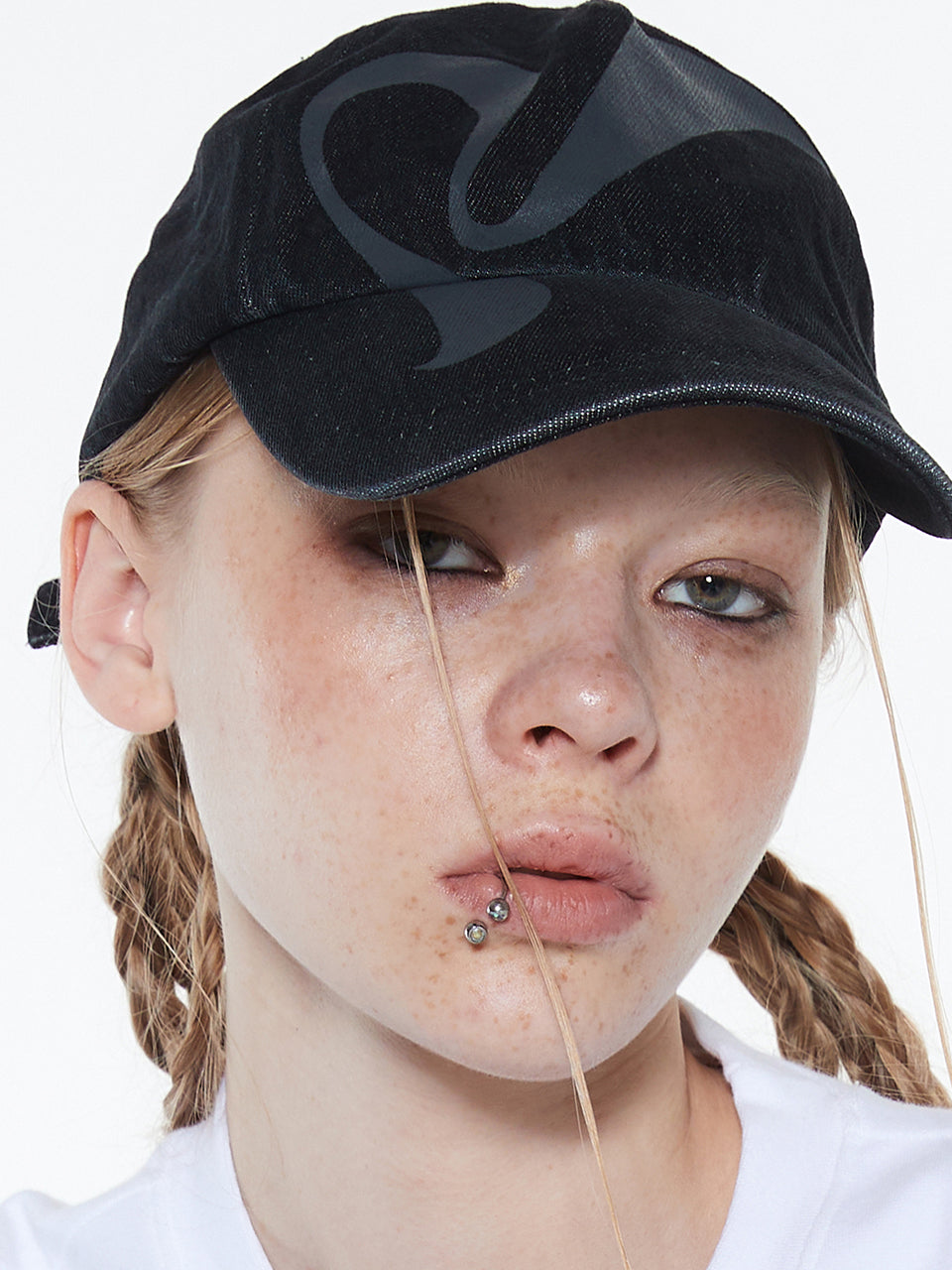 LUVISTRUE Curved L Ballcap in Black