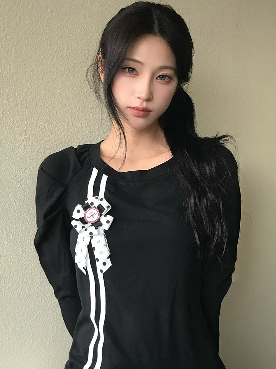 LUVISTRUE EL ROSETTE SHIRRING TEE IN BLACK